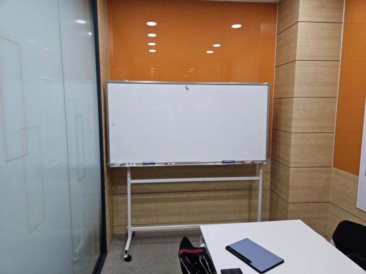 울산청년창업사관학교 세무회계 멘토링 활동자료의 화이트보드와 테이블이 있는 컨설팅 룸